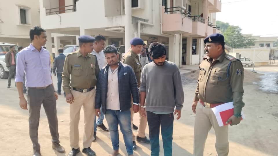 पुलिस की गिरफ्त में आरोपी