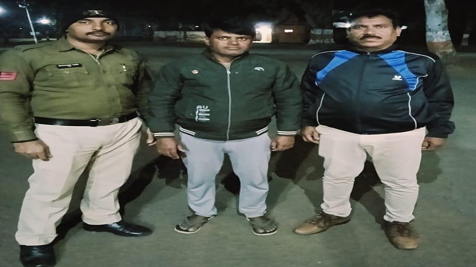 पुलिस की गिरफ्त में तस्कर
