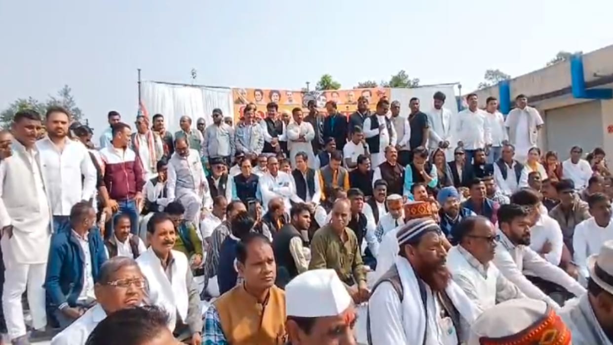 Dhar: Opposition to burning of toxic waste of Union Carbide in Pithampur, Congress protest