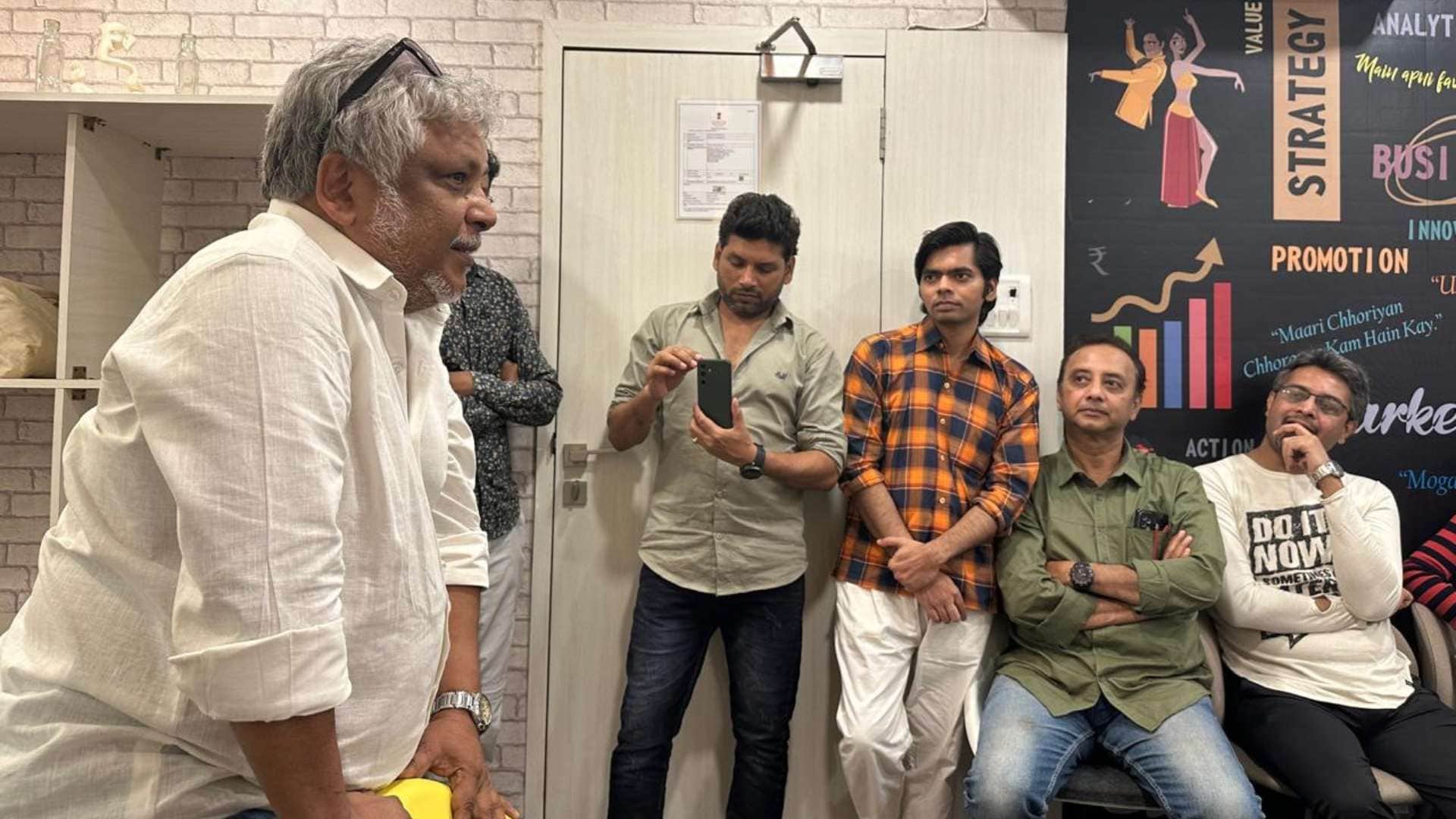 Producer Director Sudipto Sen motivates film support group apna adda with Pankaj Shukla members in dec session