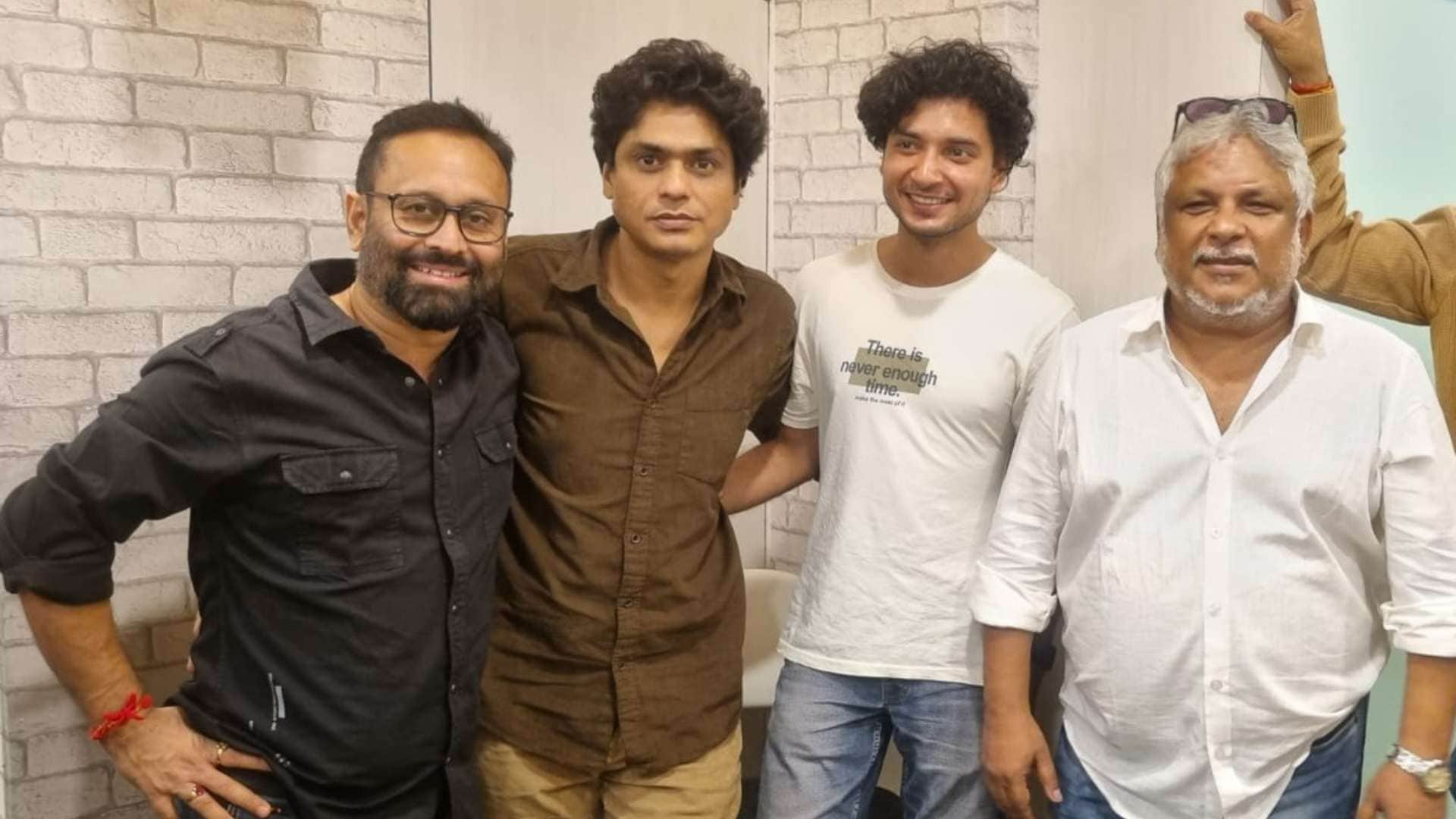 Producer Director Sudipto Sen motivates film support group apna adda with Pankaj Shukla members in dec session