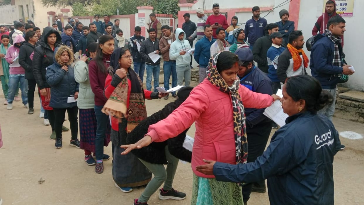 UPPCS Pre Exam Candidates gathered 10 centers in Sonbhadra no entry electronic items security