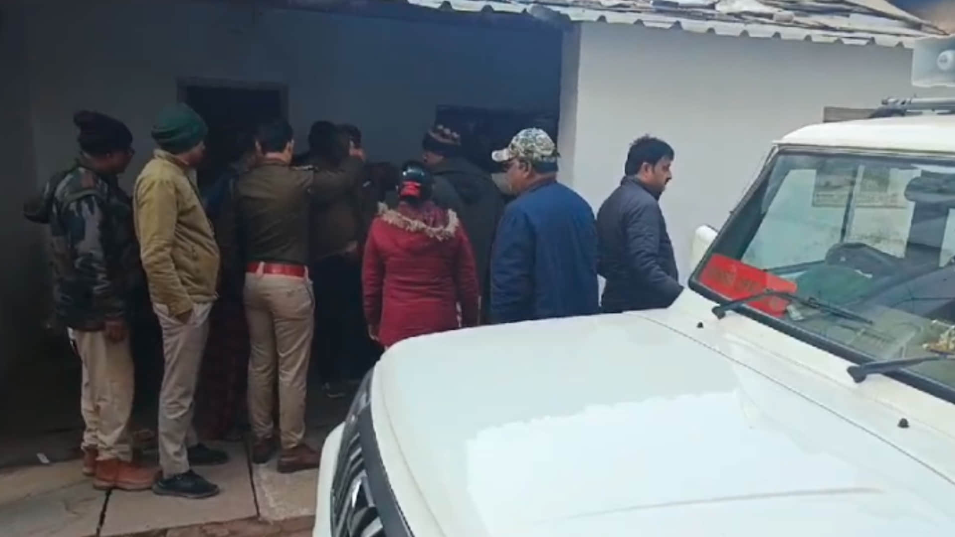 शिकारियों को दबोचने मौके पर दबिश देती पुलिस