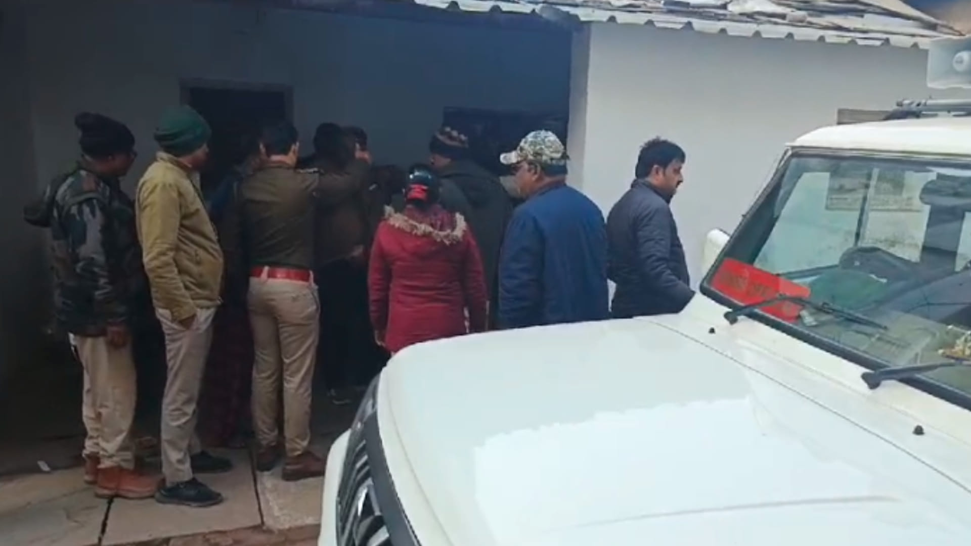 शिकारियों को दबोचने मौके पर दबिश देती पुलिस