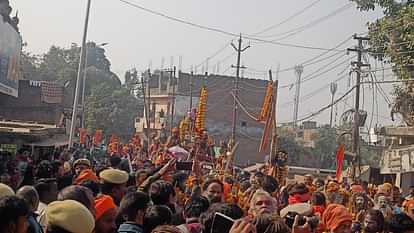 Mahakumbh : आवाहन अखाड़े के संतों ने राजशाही अंदाज में किया छावनी प्रवेश, घोड़े-बग्घी पर सवार होकर निकले साधु saints of Avahan Akhara entered the camp in royal style, the saints came out riding on horse and cart.