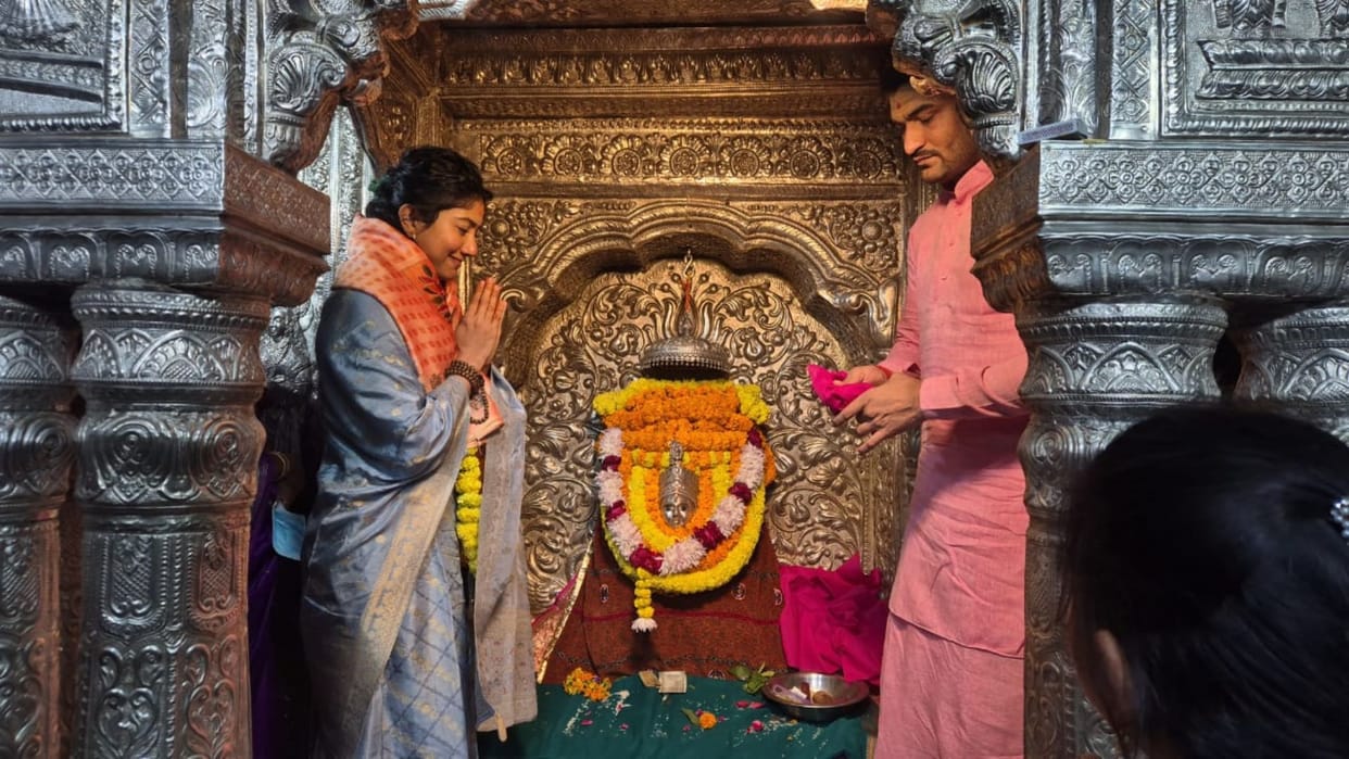 Actress Sai Pallavi bowed her head in the court of Mata Annapurna and was seen seeking blessings