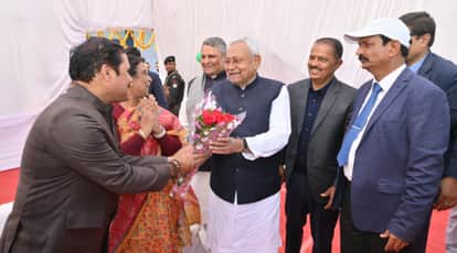 सीएम नीतीश कुमार का स्वागत करतीं पूर्व उपमुख्यमंत्री रेणु देवी।