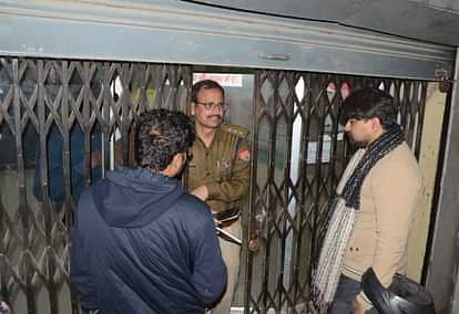 Lucknow: Crores of rupees were stolen in the bank by breaking 42 lockers, the bank does not have a single guar