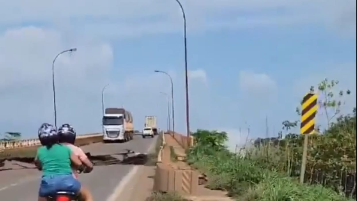 Brazil Bridge Collapses Truck Carrying Acid Falls Into River news in hindi