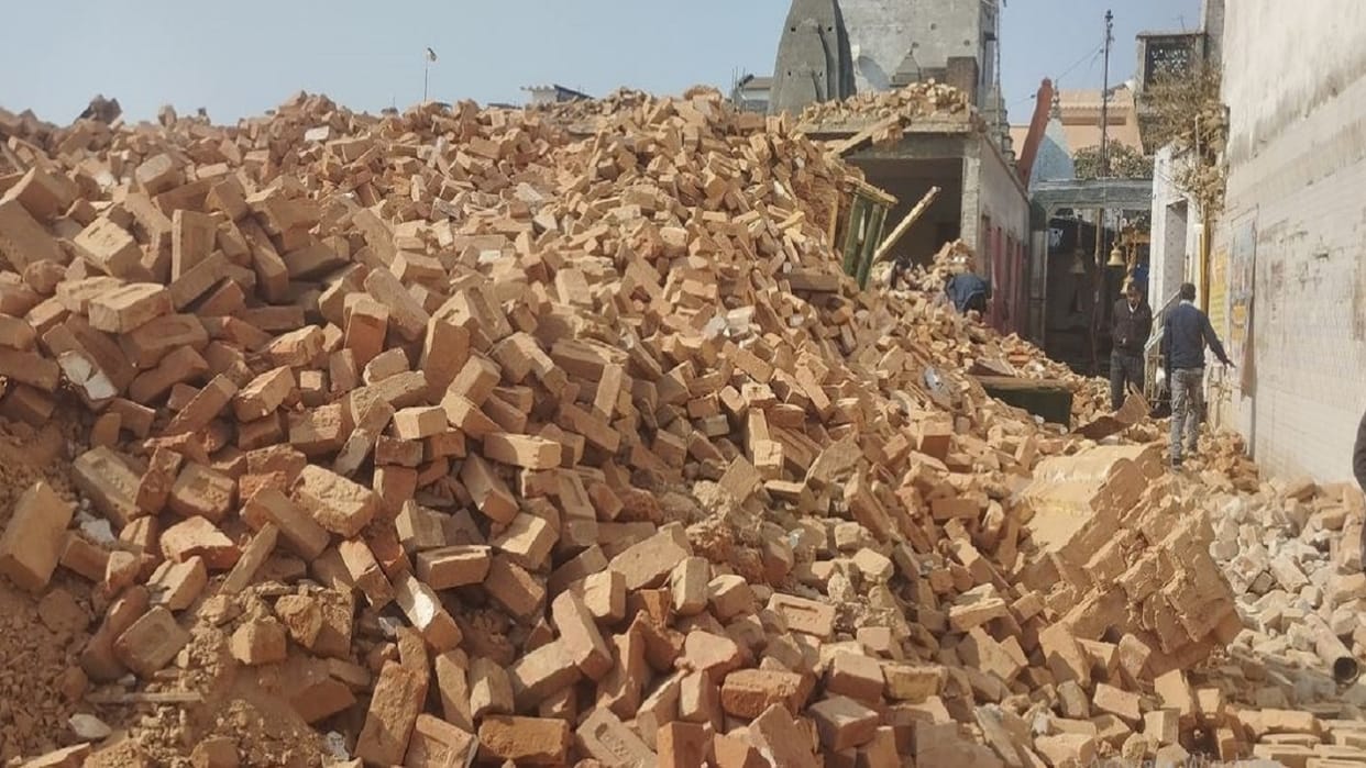 administration demolished the ancient Bareilly Dharamshala overnight in gola gokarannath