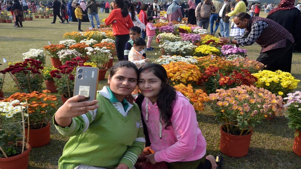 Flower exhibition concludes at AMU