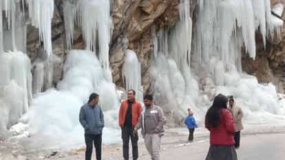 Frozen waterfalls in Niti Valley Chamoli tourists thrilled to see the river Uttarakhand Weather Updates