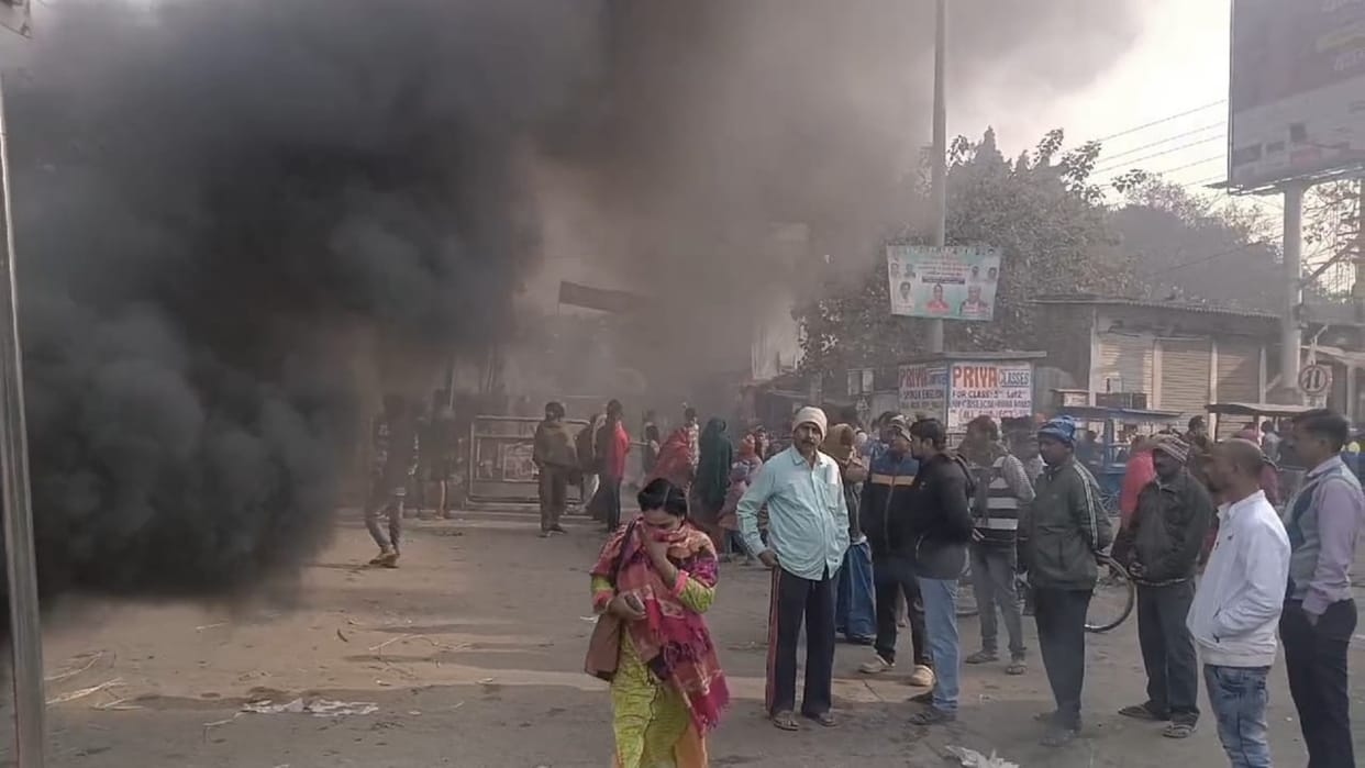 Hajipur: Petrol pump worker died in road accident, family create ruckus by setting fire and stopping traffic