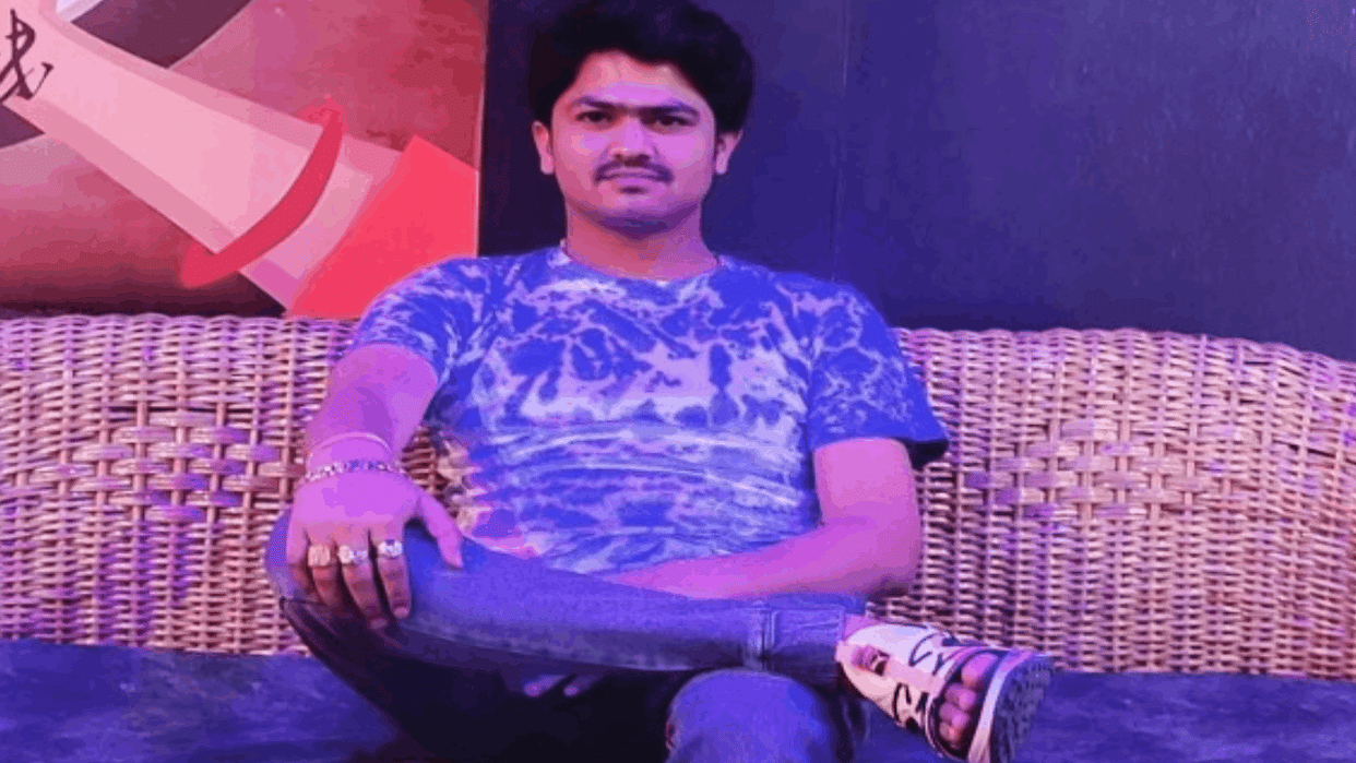 20 thousand reward announced on absconding son of history sheeter who attacked jailer in Jhansi