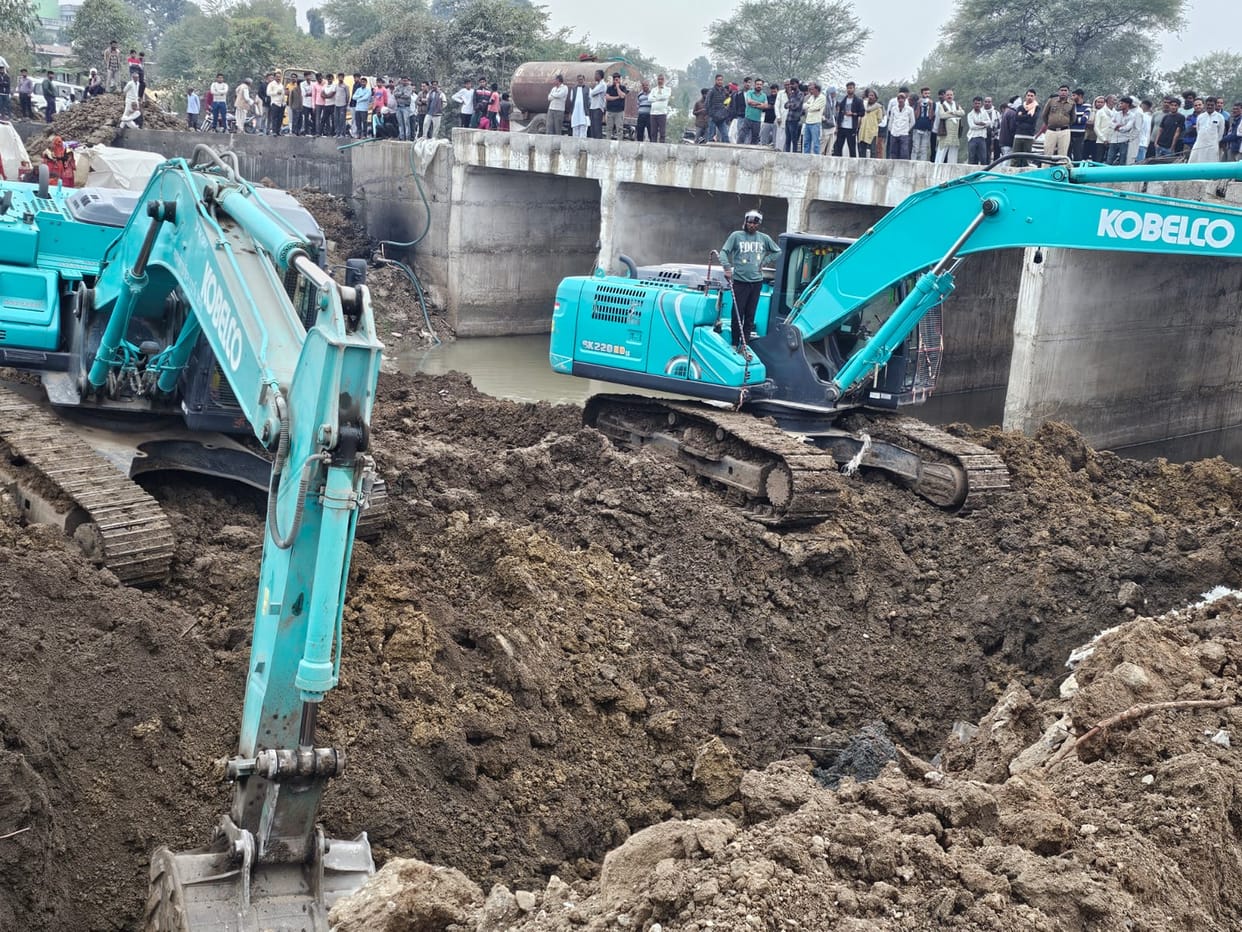 Several workers buried under the culvert under construction in Budhni, three dead