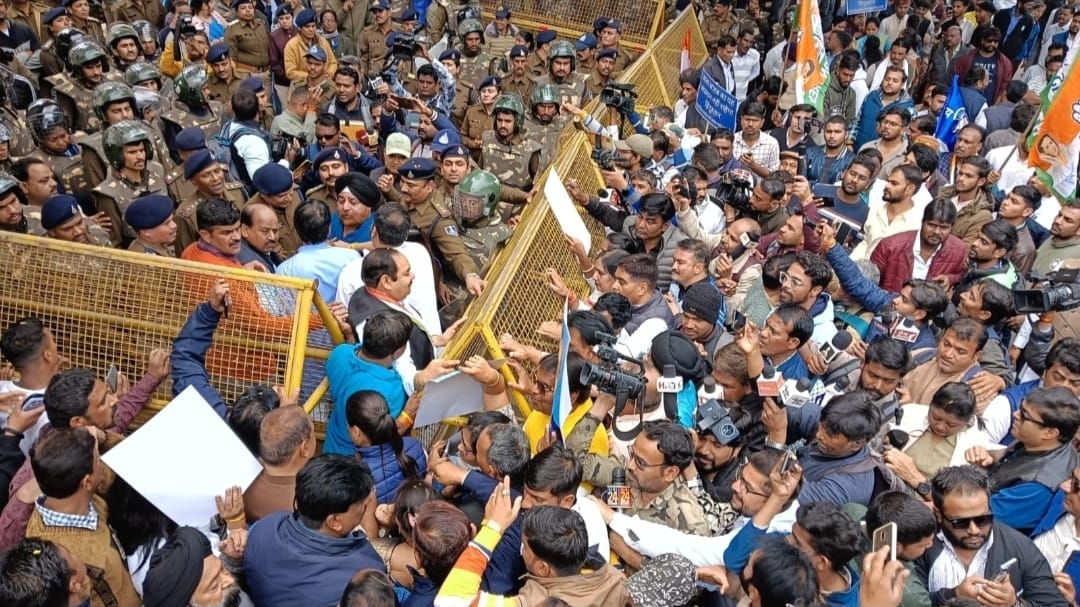 Indore News Congress's mega siege, workers demand to file case against BJP workers