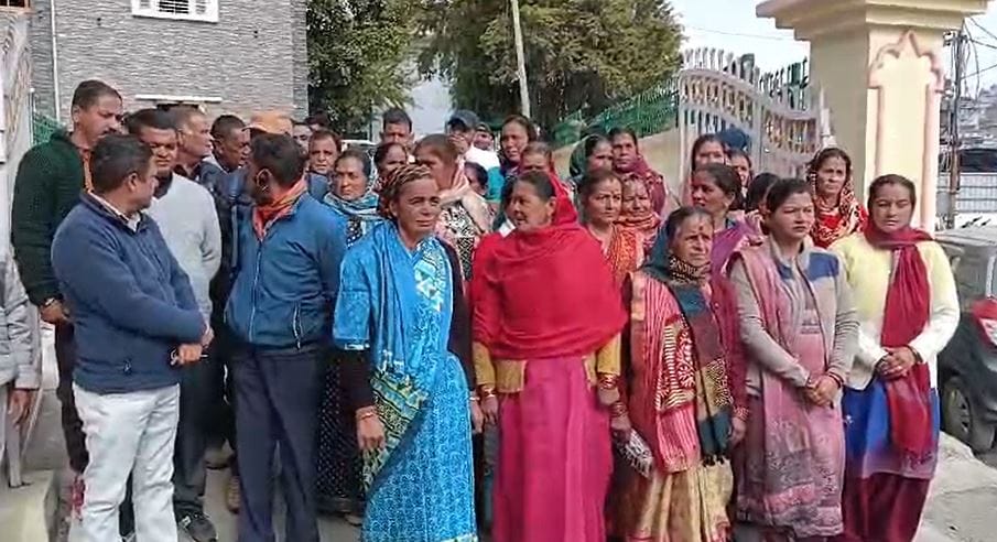 Villagers demonstrated after reaching Collectorate in pithoragarh