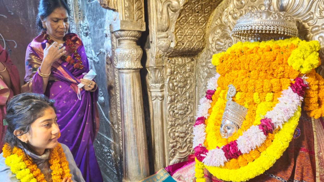 South Actress Sai Pallavi Part Of Ranbir Kapoor Film Ramayan Visit Kashi Vishwanath Temple