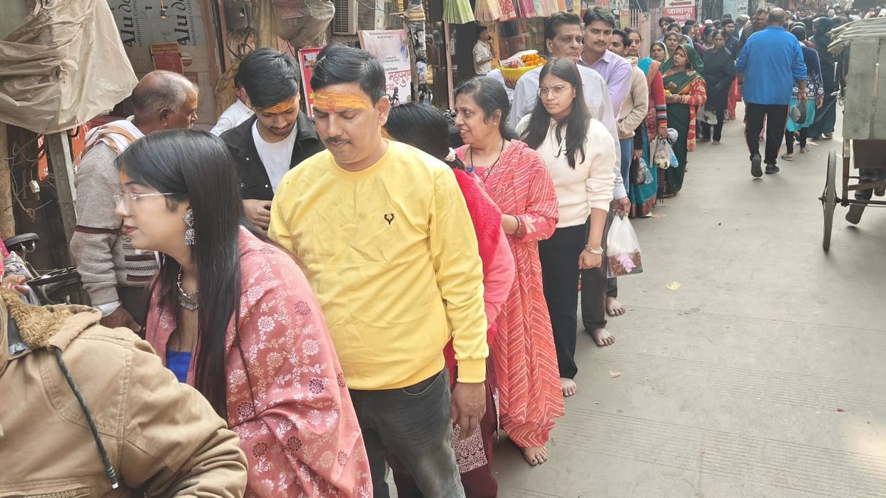 Kashi Darshan Tourists travel by e-bus 2499 rupees guides will provide information