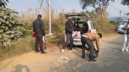 एनकाउंटर के बाद जांच करती टीम।