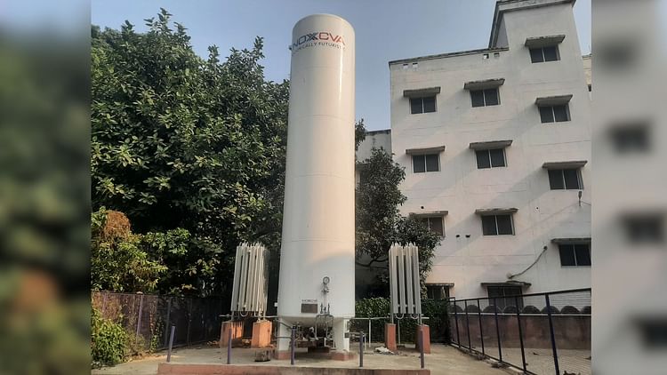 ठंड में बढ़ रहे सांस के मरीज: मिर्जापुर के मंडलीय अस्पताल में दो ऑक्सीजन प्लांट बंद, एक की हो रही मरम्मत