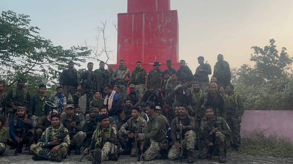Soldiers demolished memorial of Naxalites memorial was built in Komatpalli in Bijapur