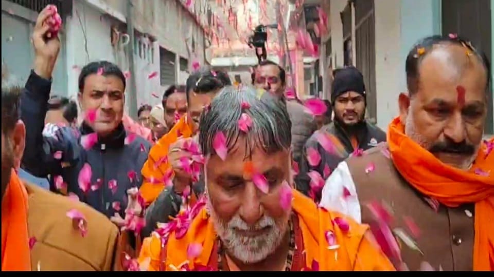 UP: Shiv temple in Muslim dominated area, puja started after 32 years, Muslims showered flowers