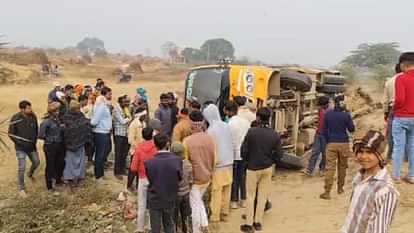 School bus overturned in a ditch in Vijaygarh, Aligarh