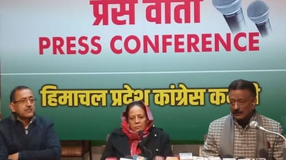 प्रतिभा सिंह व कुलदीप सिंह राठौर संयुक्त प्रेस वार्ता को संबोधित करते हुए।