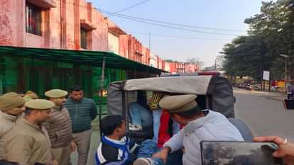 Pilibhit Encounter: गोलियों की तड़तड़ाहट से दहला इलाका, आतंकियों ने बरसाईं गोलियां, पुलिस की गाड़ी का ऐसा हाल Pilibhit Encounter Police Vehicle Severely Damaged As Terrorists Open Fire News in Hindi