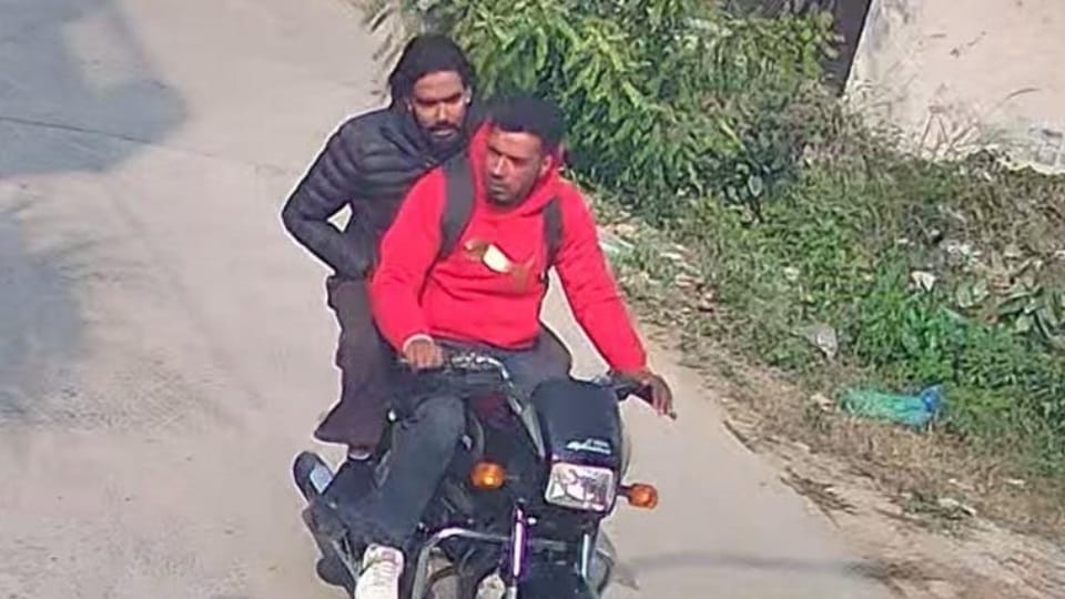 robbers snatched the gold chain of a woman sitting outside the house sunbathing and fled