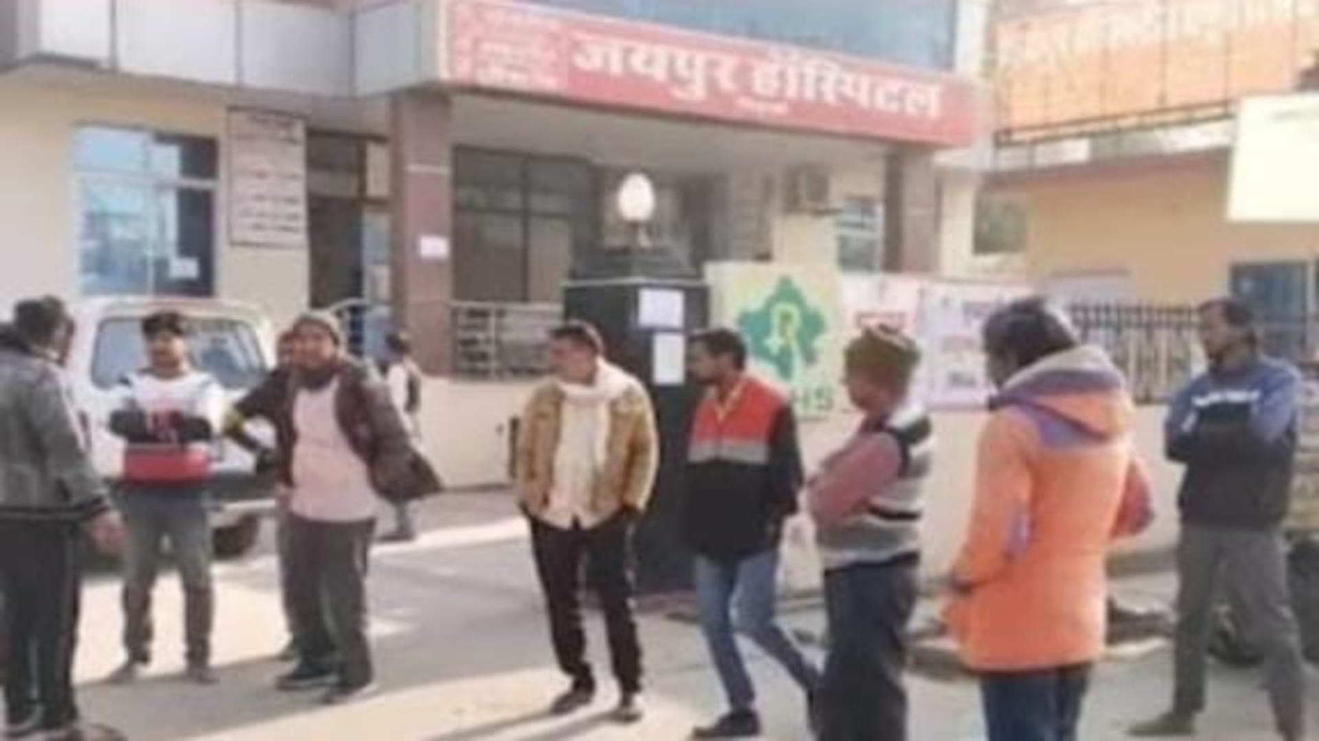 अस्पताल के बाहर मौजूद महिला के परिजन