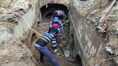 Digging in Chandaisi: There was a well near the stepwell... There was a two-storey building around it