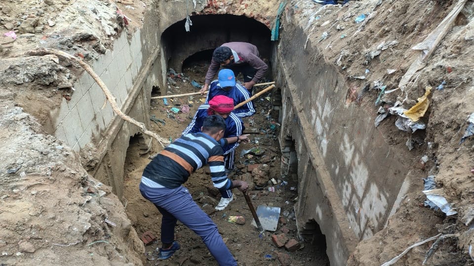 Tunnel was found in a 150-year-old stepwell found in Chandausi of Sambhal four rooms were also found