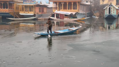 Srinagar: Layer of ice frozen in Dal, Shikara and houseboat owners worried, have to struggle to move the boat