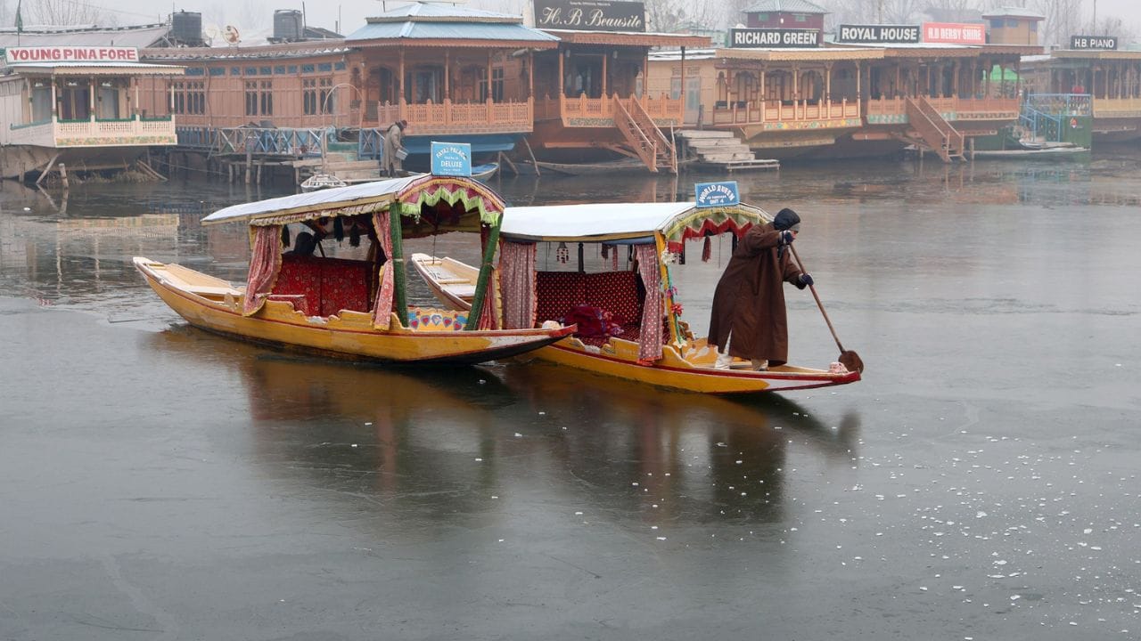 Srinagar: Layer of ice frozen in Dal, Shikara and houseboat owners worried, have to struggle to move the boat