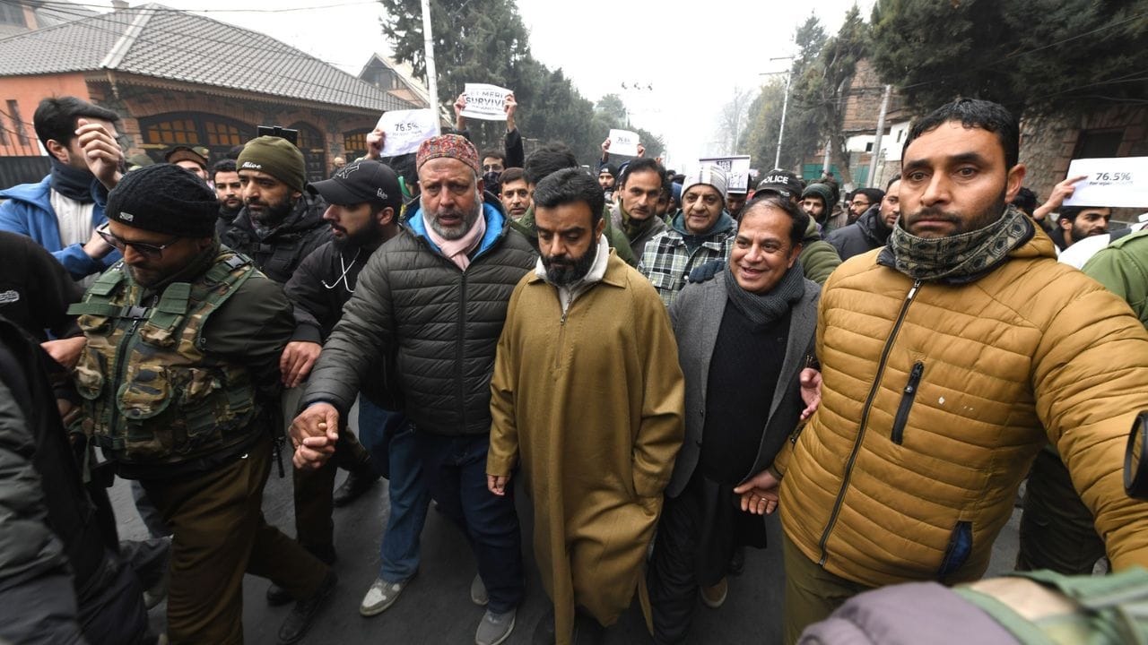 J&K Reservation: Protest against reservation policy in Srinagar, Omar Abdullah met students, photos