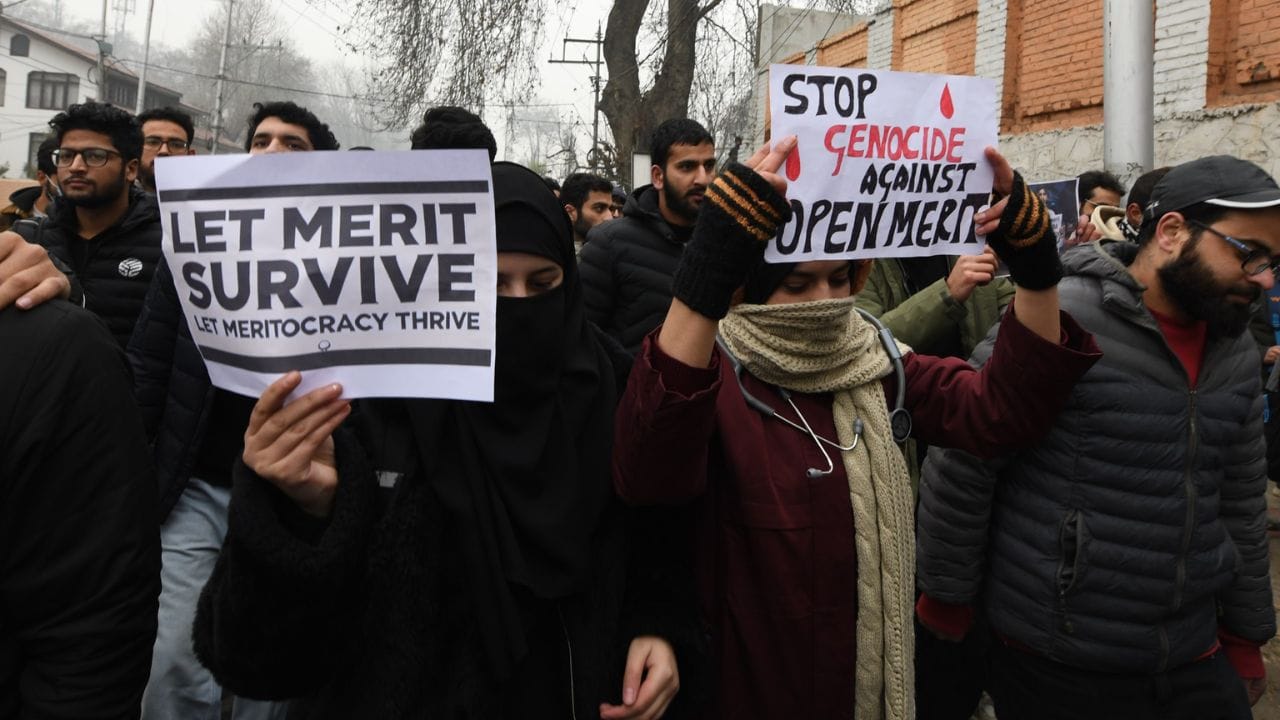 J&K Reservation: Protest against reservation policy in Srinagar, Omar Abdullah met students, photos