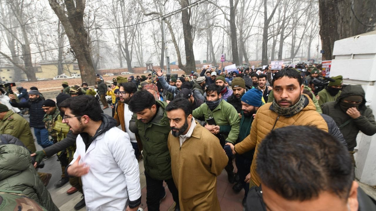 J&K Reservation: Protest against reservation policy in Srinagar, Omar Abdullah met students, photos