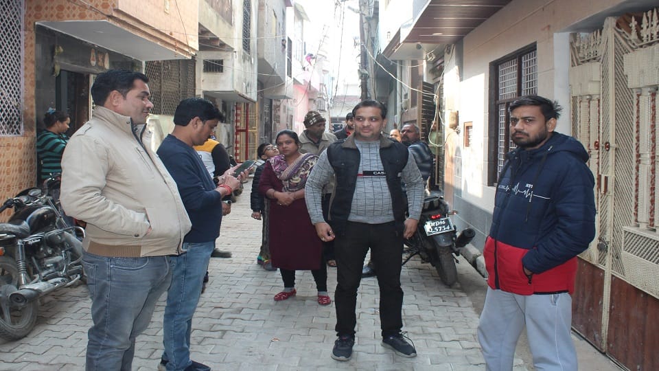 Eight lakhs from closed house of two businessmen cash and gold Jewellery stolen