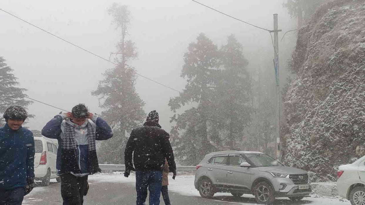 First snowfall of the new year in Kashmir valley, Jammu colder than Bhaderwah