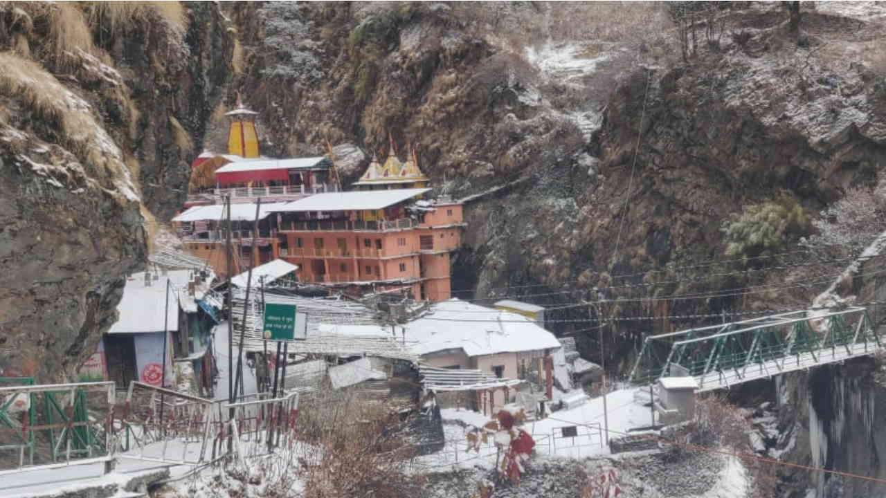 Snowfall in Chakrata Second snowfall of the season Uttarakhand Weather News Update