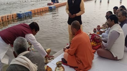 Mahakumbh: CM Yogi reached Prayagraj, took stock of tent city in Arail, gave instructions to speed up