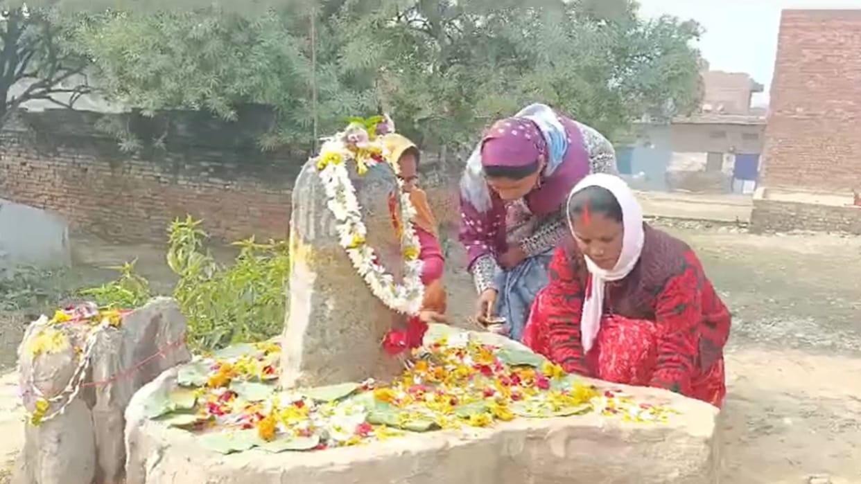 Shivling Sthal remained under police protection even on the fourth day women reached there and performed wors