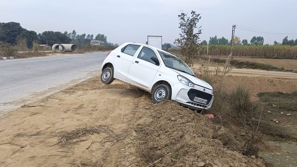 Bijnor: A swarm of bees attacked a moving car, it went out of control and entered the fields... the driver ran