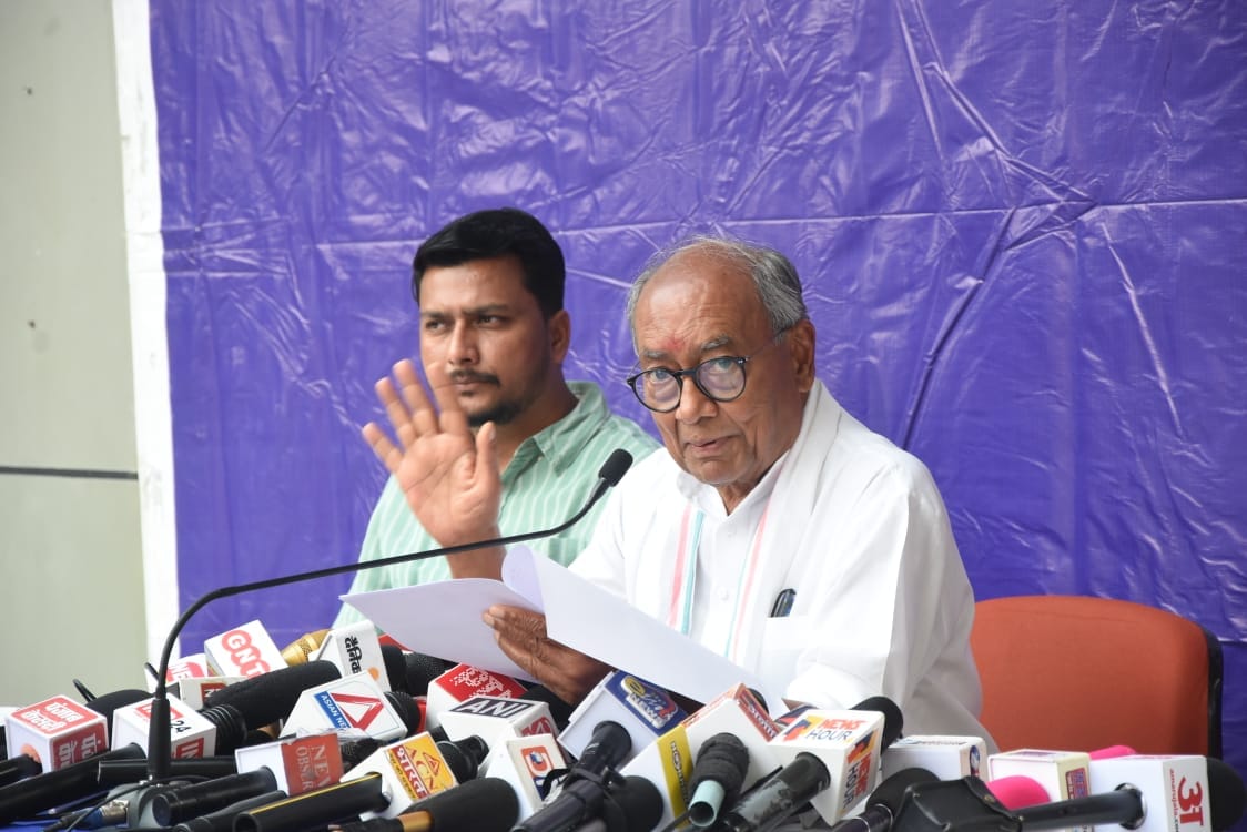 Bhopal: Digvijay raised questions on police over raid in Bhopal, demanded removal of Lokayukta, wrote letter t