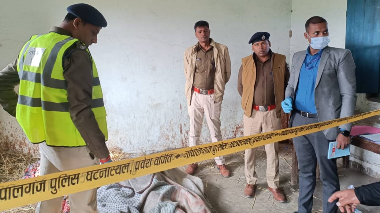 Bihar News Suspicious death of youth in Gopalganj body recovered from a room in a government school