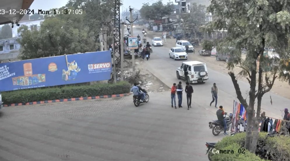 बोलेरो में लेकर जाते बदमाश
