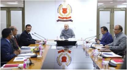 एनसीआरबी अधिकारियों के साथ बैठक करते गृह मंत्री अमित शाह।