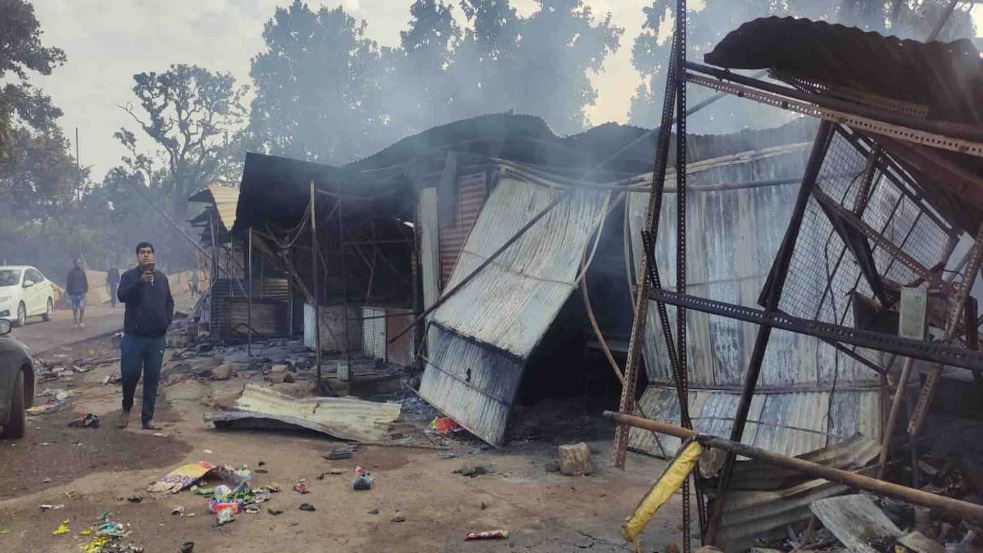 घटना के बाद जली दकानें।